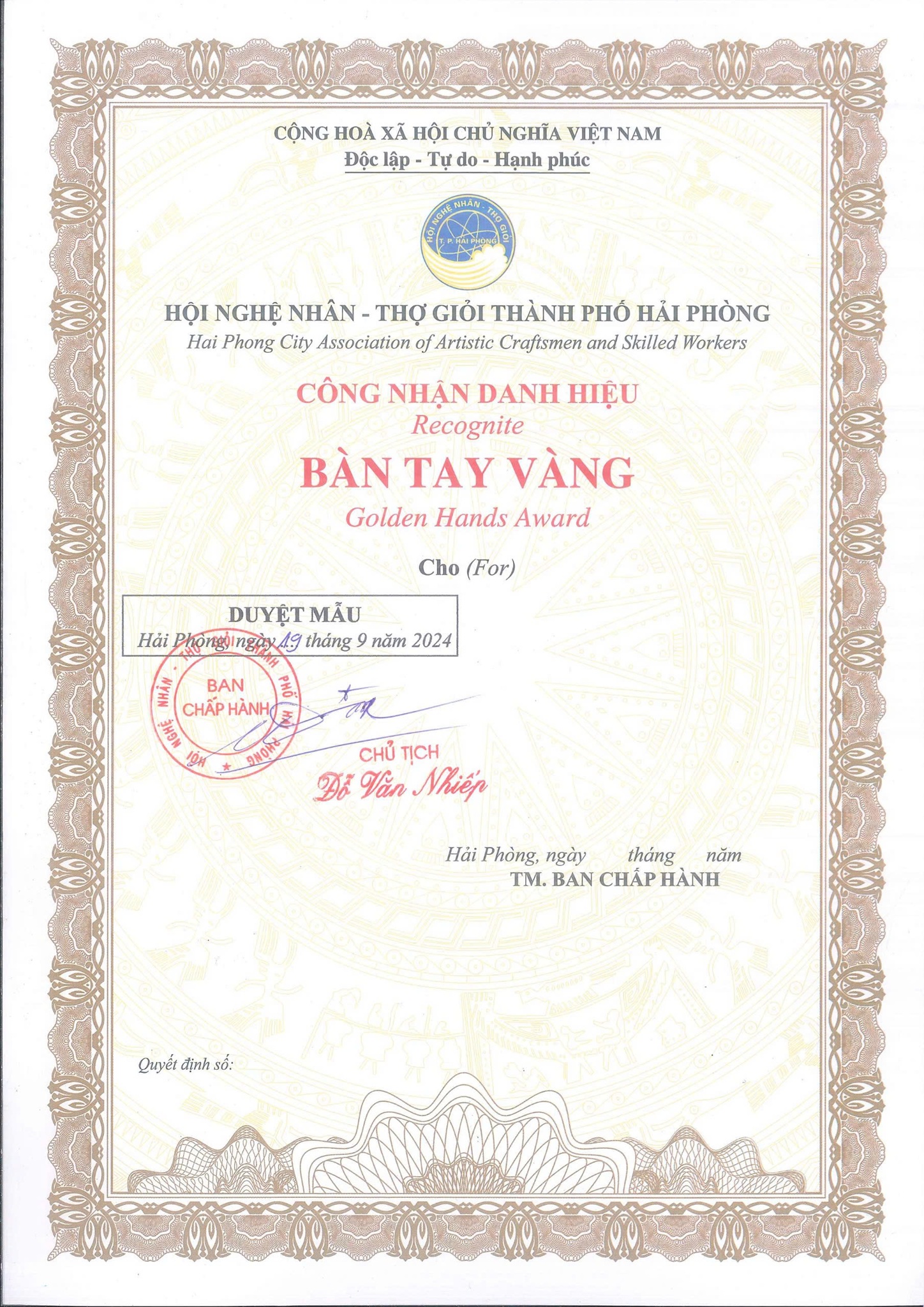 Giay Ban tay VANG.jpg